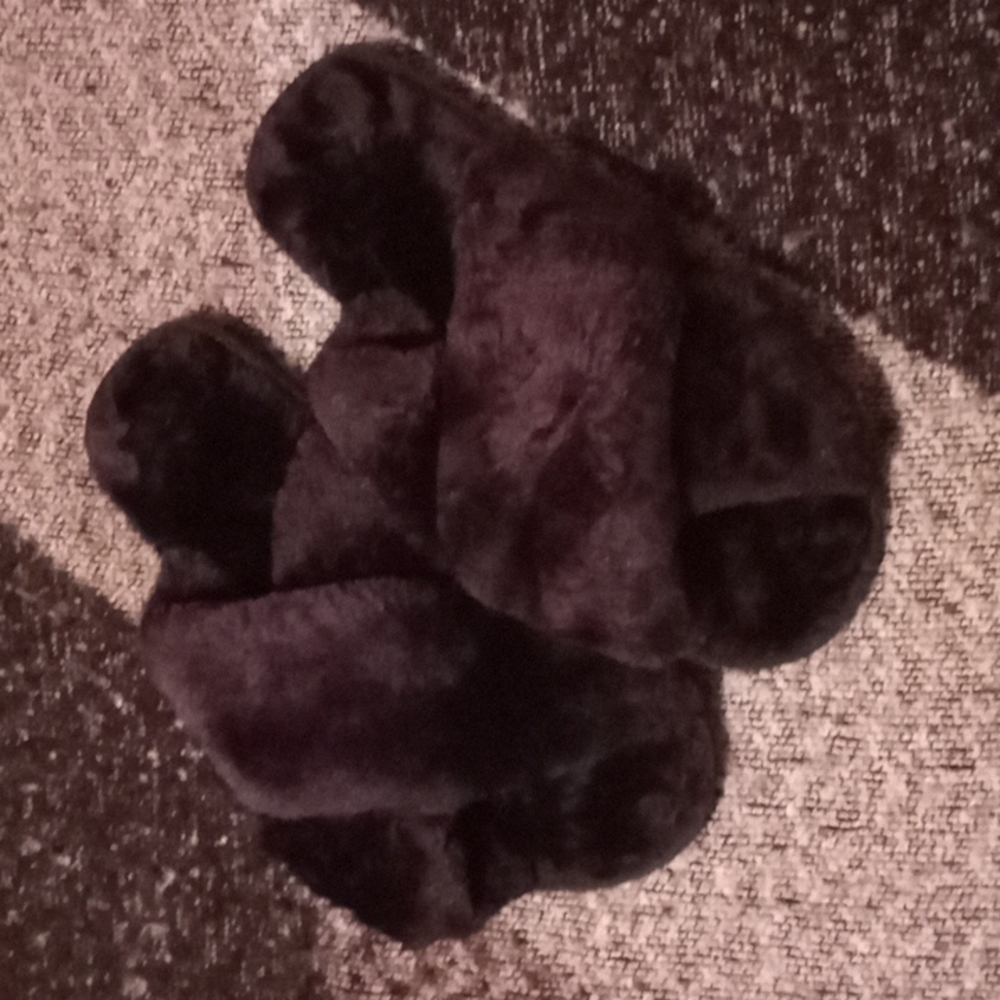 BRAND NEW!!! Furry crossband slippers. 🖤